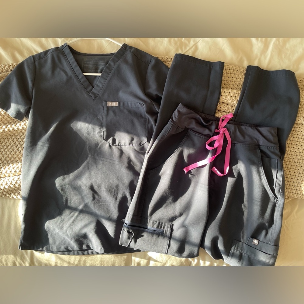 Women’s figs Gray Scrub Set with Pink Accent size xxs top and bottoms regular